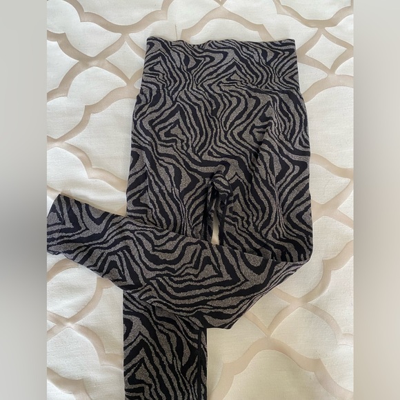 Swirl Butt Scrunch Leggings - Picture 2 of 3